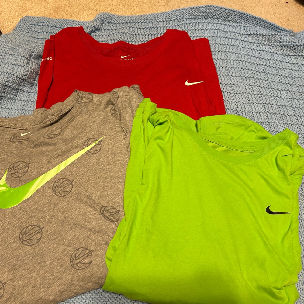 Men’s Nike Red, Gray, and Green T-Shirt Bundle